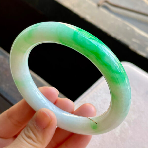 白底阳绿翡翠手镯